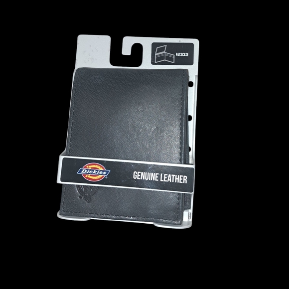 🆕Dickies Genuine Leather Passcase Classic Capacity Black Bifold Wallet - Picture 1 of 5